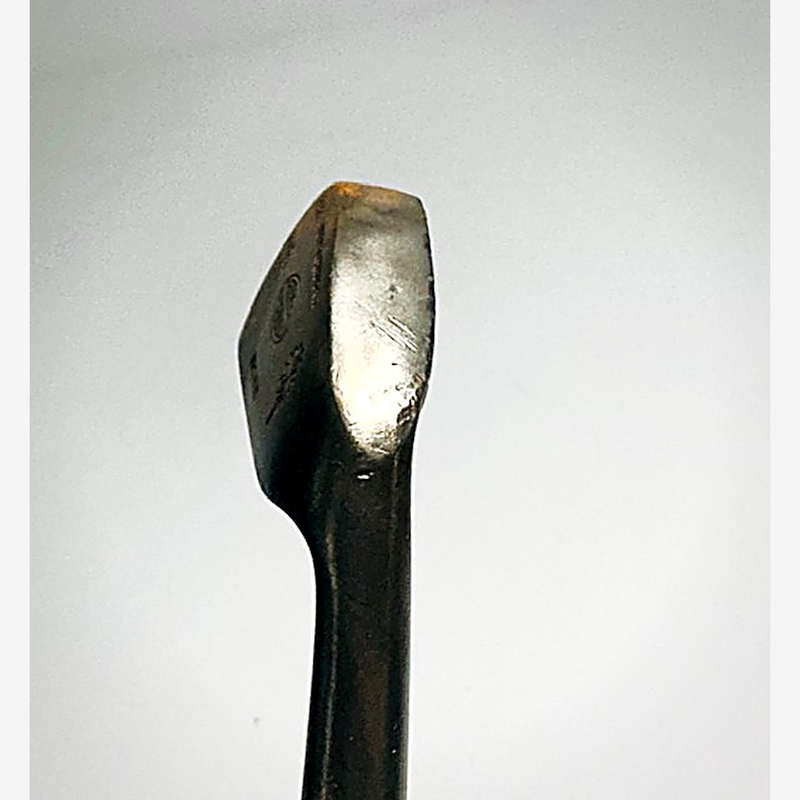Burke Standard X68 Rib-Face Mashie hickory golf club, profile detail